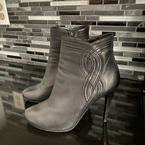 Woman’s Booties with heel.